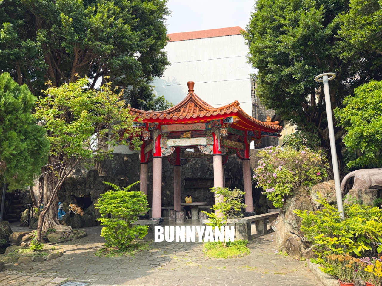 發現這裡的人不多，卻是商業氣息低古廟，來回一小時走完，也有山洞小徑能冒險