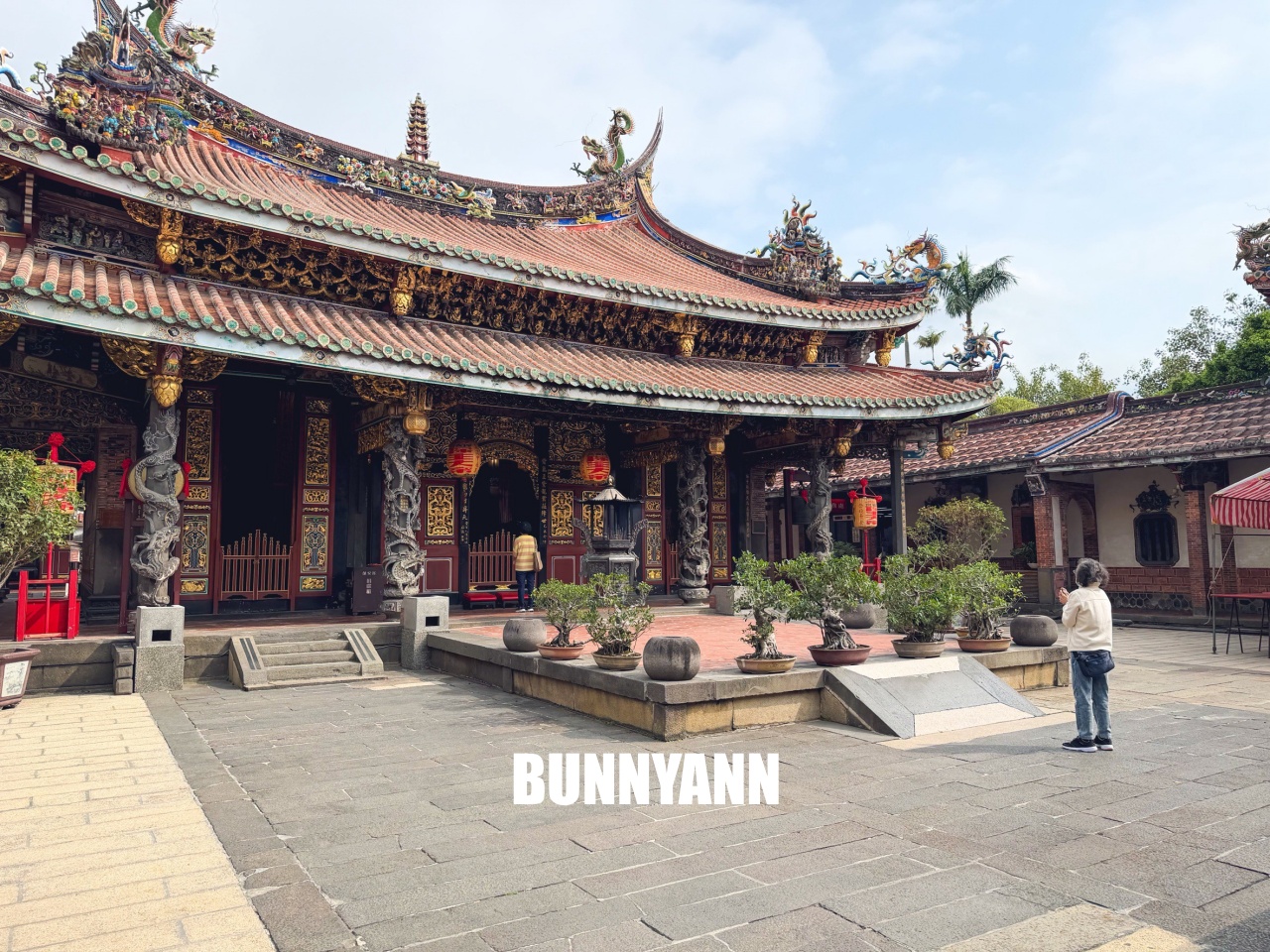 發現這裡的人不多，卻是商業氣息低古廟，來回一小時走完，也有山洞小徑能冒險