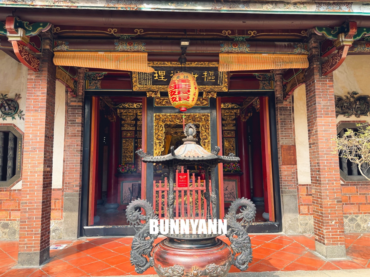 發現這裡的人不多，卻是商業氣息低古廟，來回一小時走完，也有山洞小徑能冒險