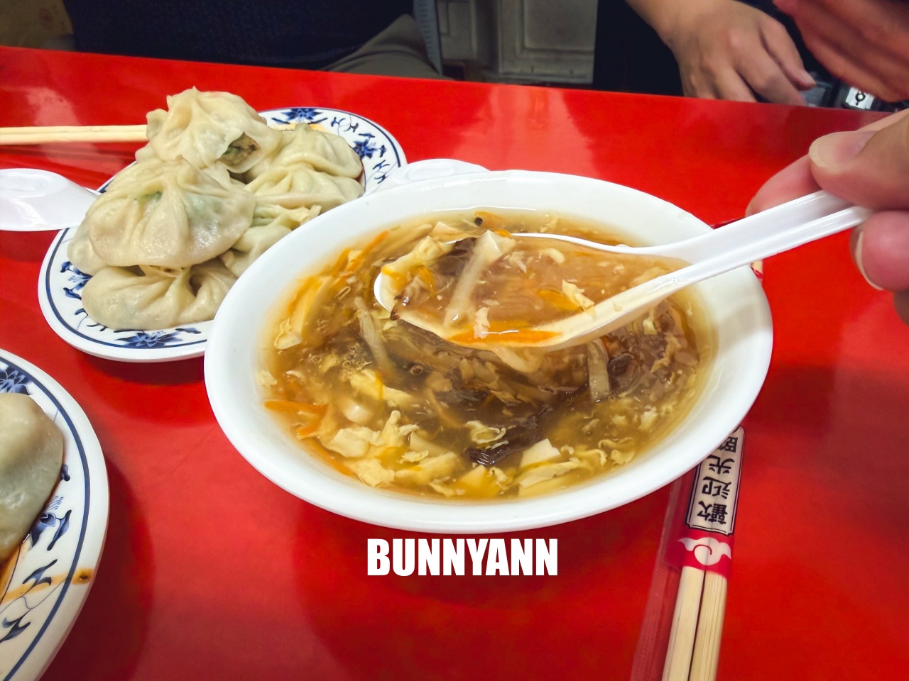 平交道旁知道的人不多，卻是在地最強湯包，點個一籠就會飽，酸辣湯也很強