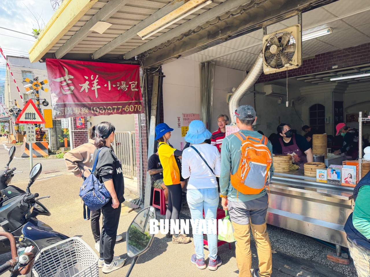 平交道旁知道的人不多，卻是在地最強湯包，點個一籠就會飽，酸辣湯也很強