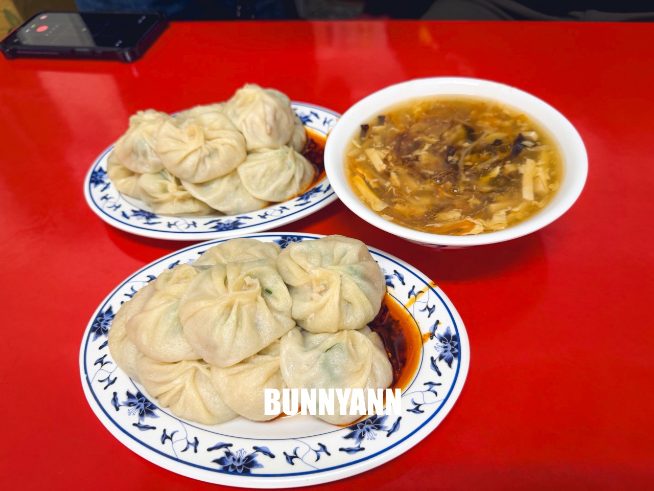 平交道旁知道的人不多，卻是在地最強湯包，點個一籠就會飽，酸辣湯也很強