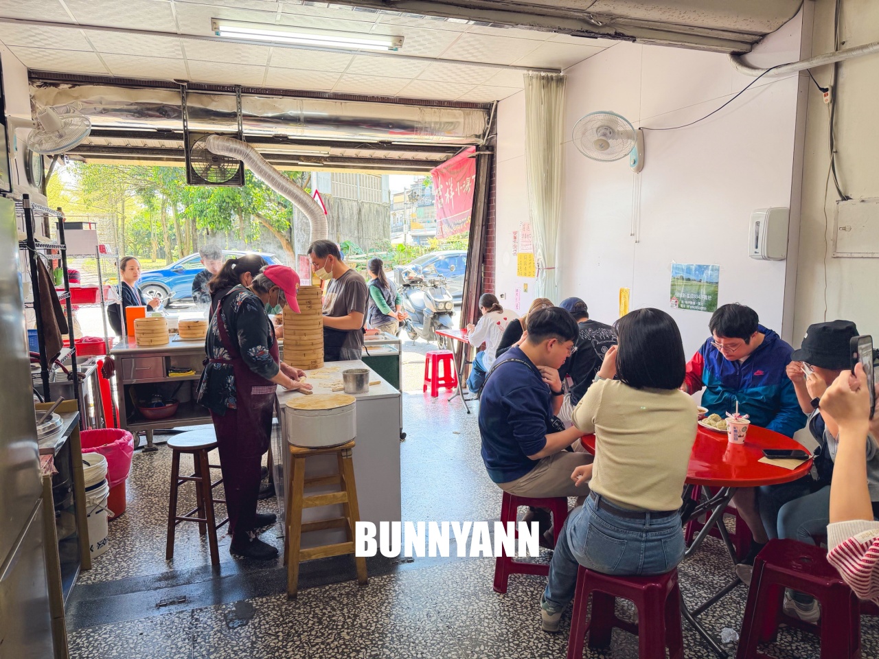 平交道旁知道的人不多，卻是在地最強湯包，點個一籠就會飽，酸辣湯也很強