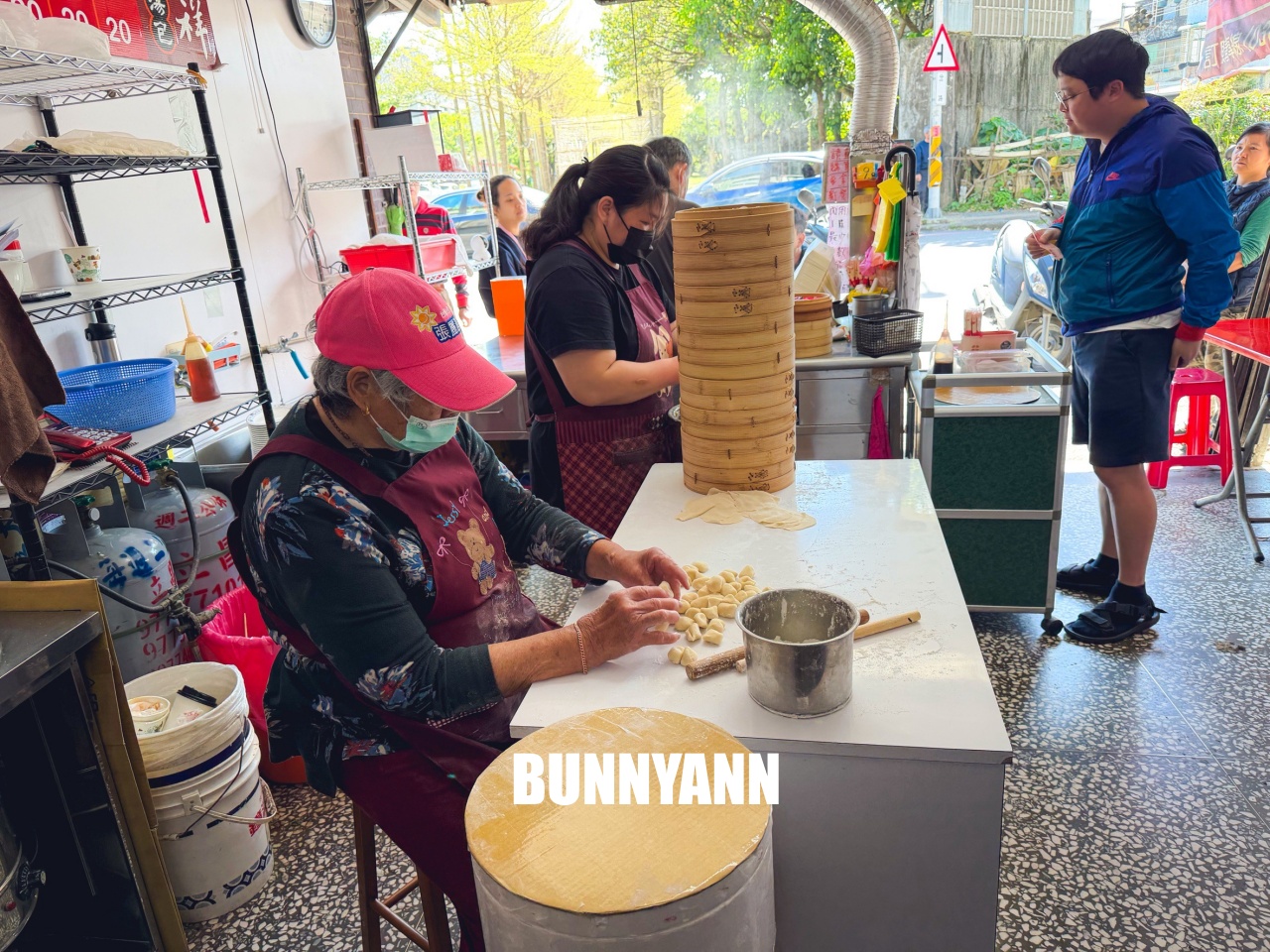 平交道旁知道的人不多，卻是在地最強湯包，點個一籠就會飽，酸辣湯也很強