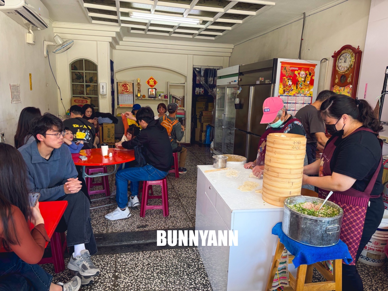 平交道旁知道的人不多，卻是在地最強湯包，點個一籠就會飽，酸辣湯也很強