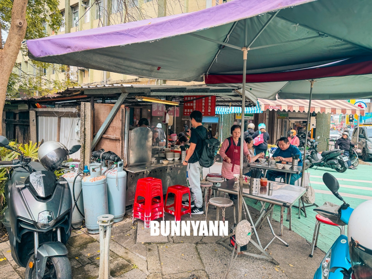 完全只有當地人才曉得，就是炸醬麵店家，點個一組就很滿足，餛飩湯是招牌