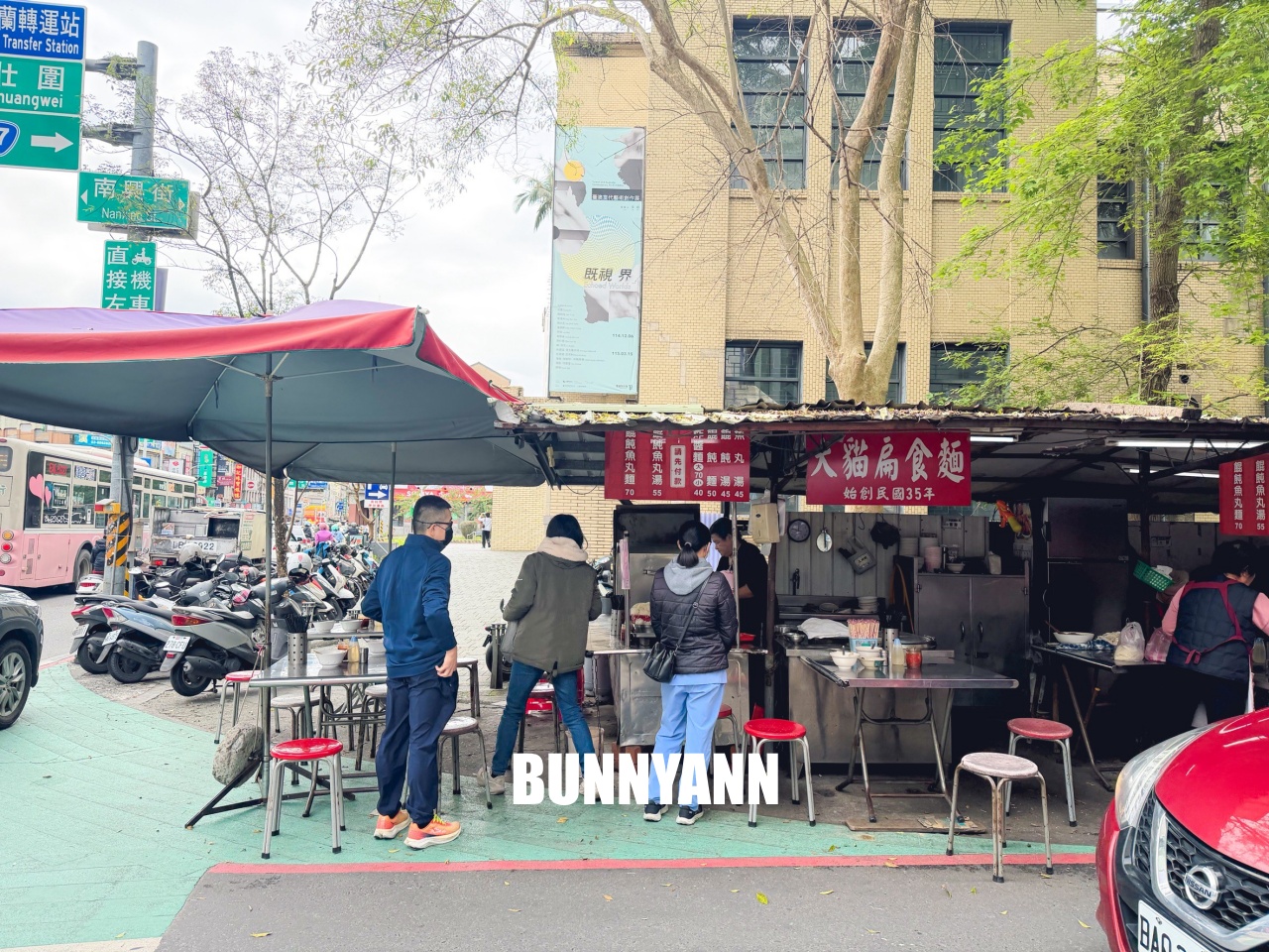 完全只有當地人才曉得，就是炸醬麵店家，點個一組就很滿足，餛飩湯是招牌