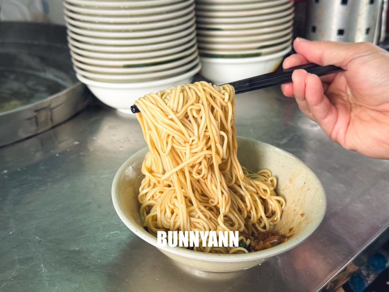 完全只有當地人才曉得，就是炸醬麵店家，點個一組就很滿足，餛飩湯是招牌