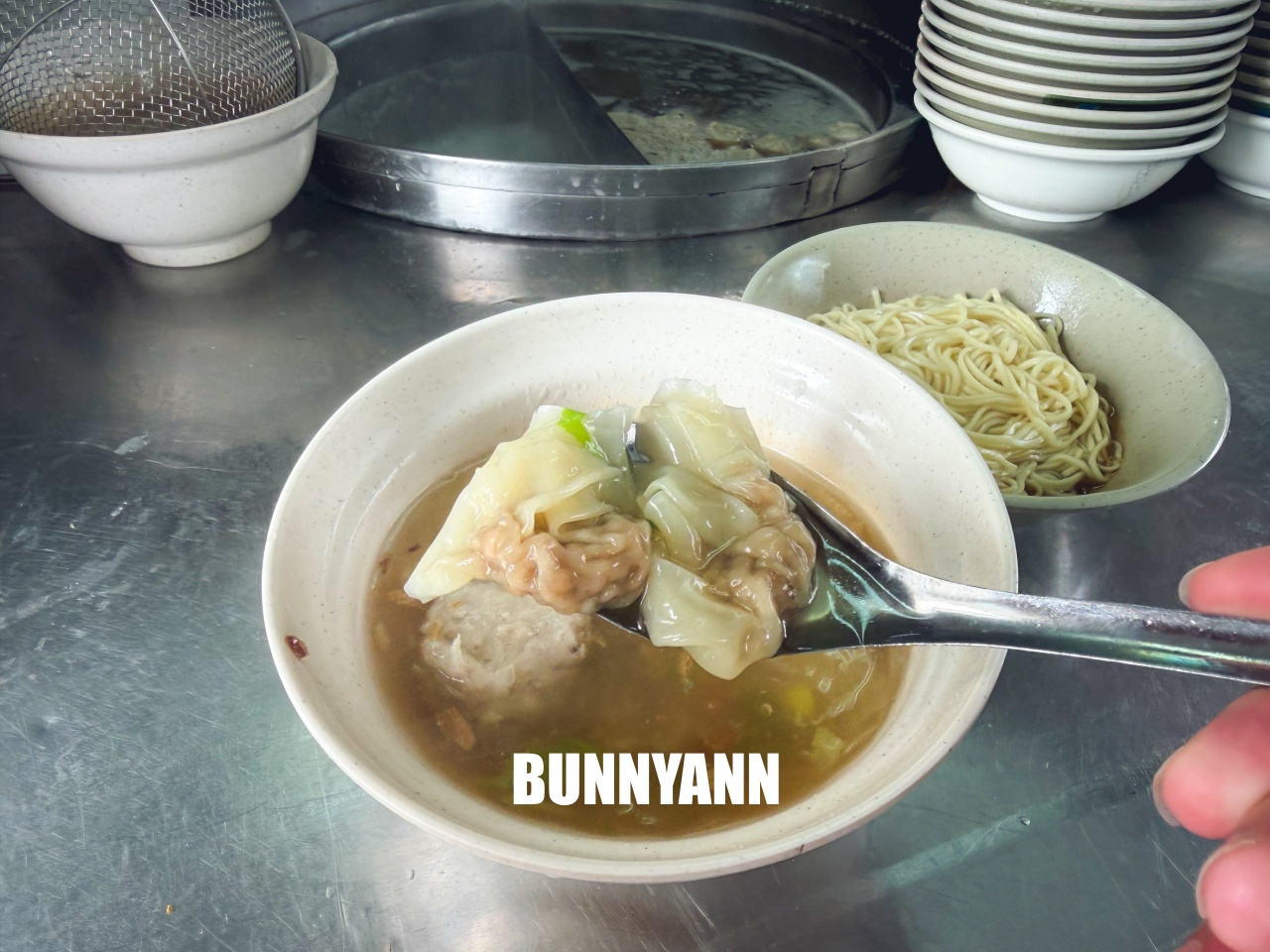 完全只有當地人才曉得，就是炸醬麵店家，點個一組就很滿足，餛飩湯是招牌