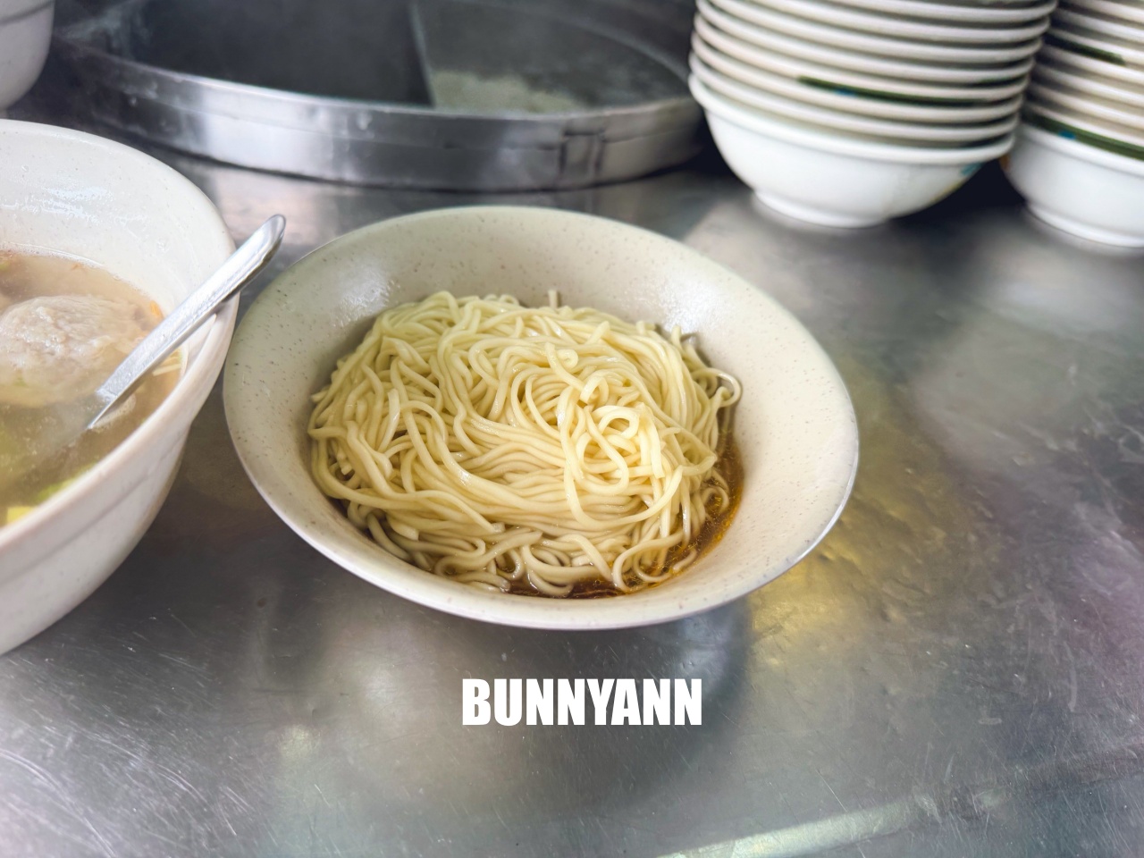 完全只有當地人才曉得，就是炸醬麵店家，點個一組就很滿足，餛飩湯是招牌