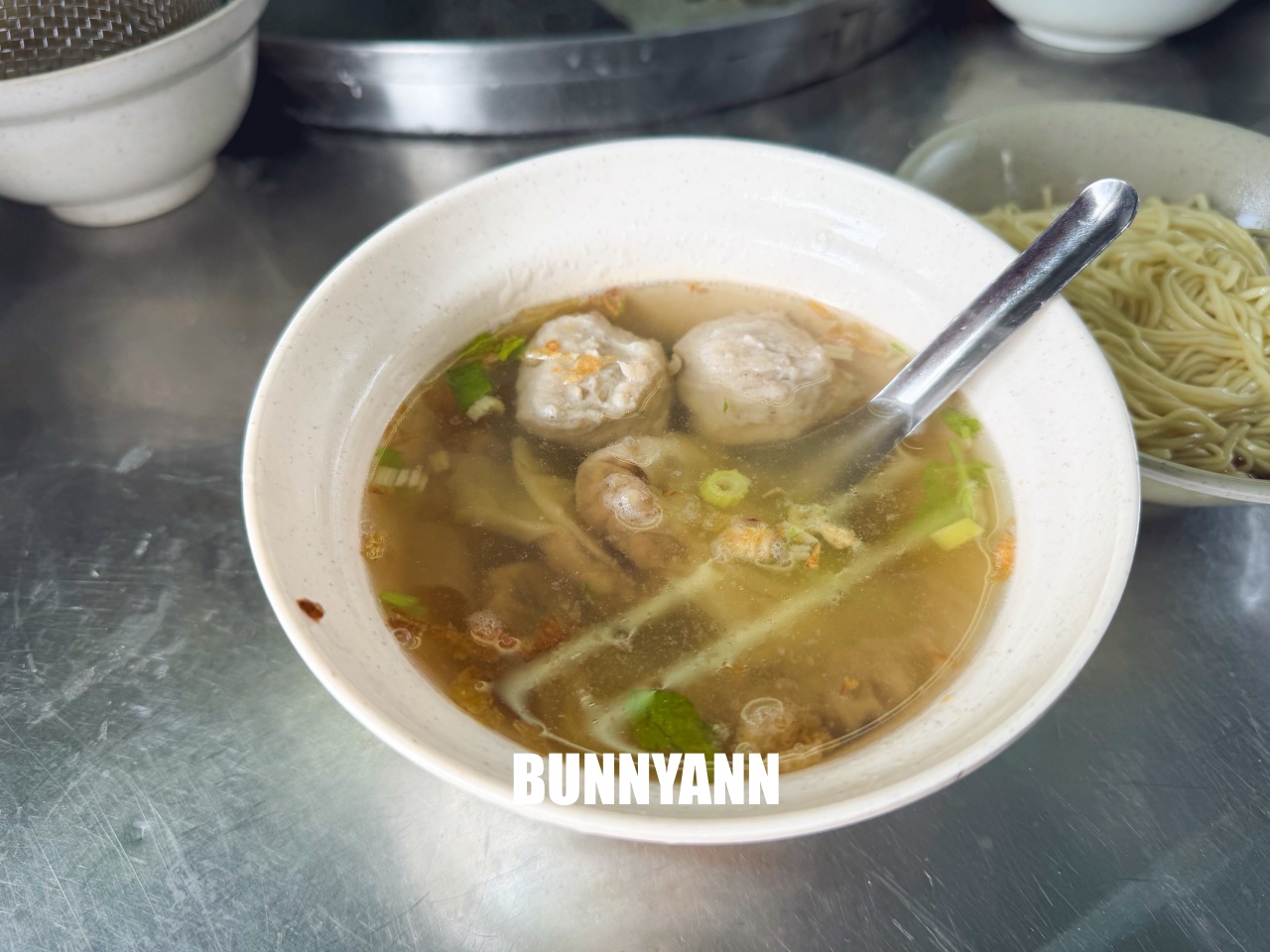 完全只有當地人才曉得，就是炸醬麵店家，點個一組就很滿足，餛飩湯是招牌