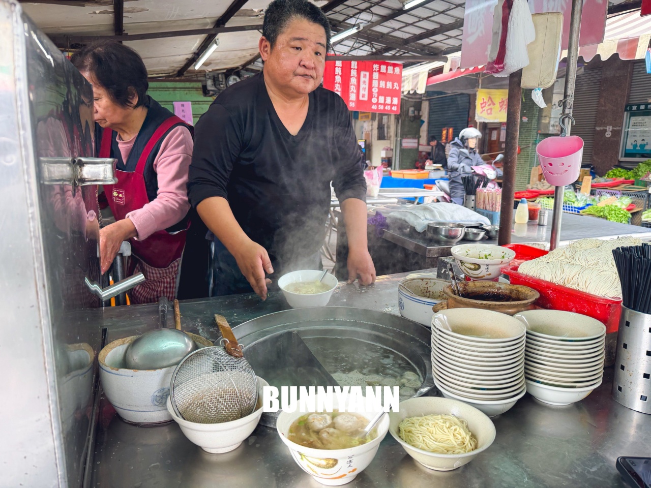 完全只有當地人才曉得，就是炸醬麵店家，點個一組就很滿足，餛飩湯是招牌
