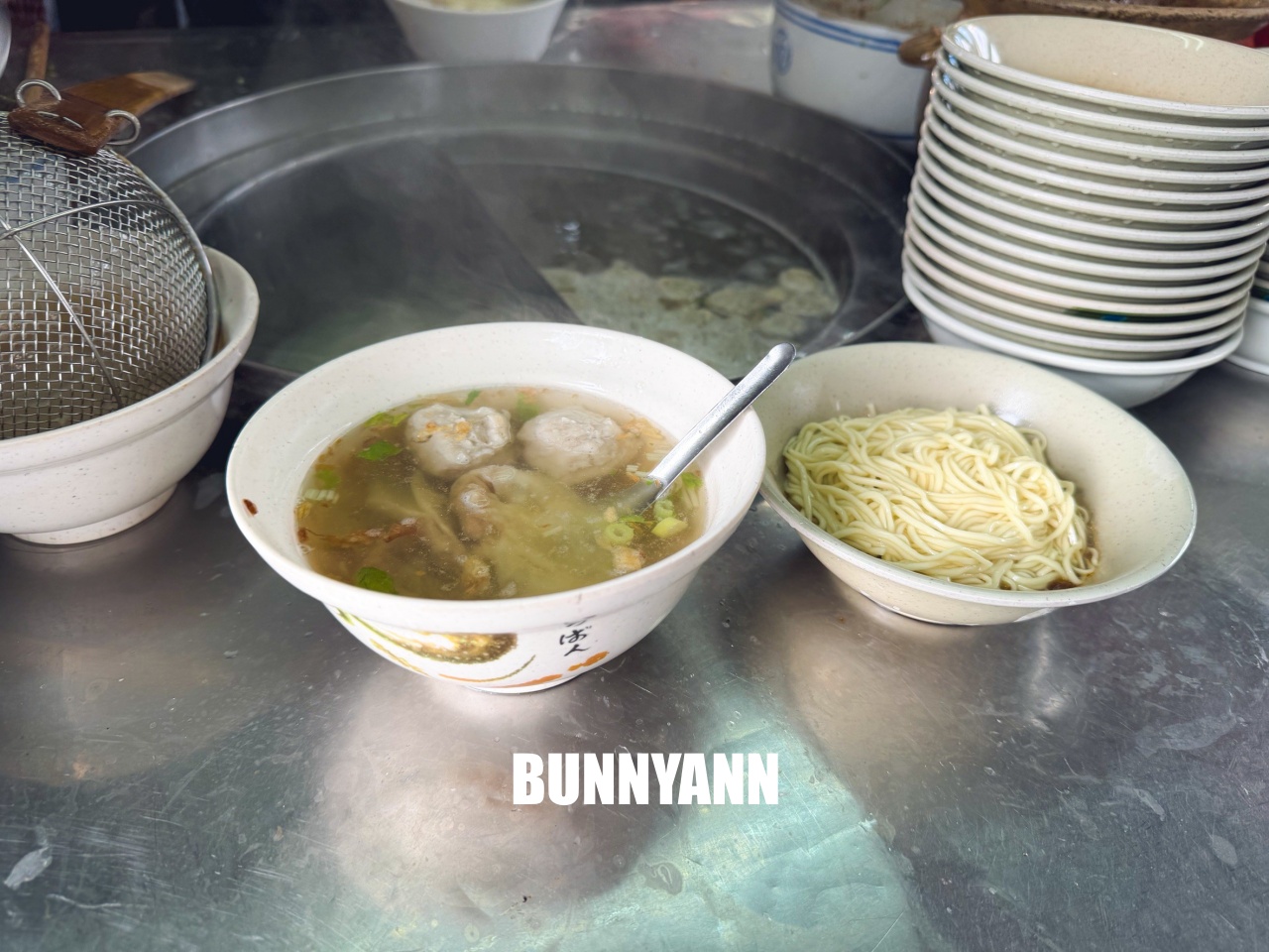 完全只有當地人才曉得，就是炸醬麵店家，點個一組就很滿足，餛飩湯是招牌