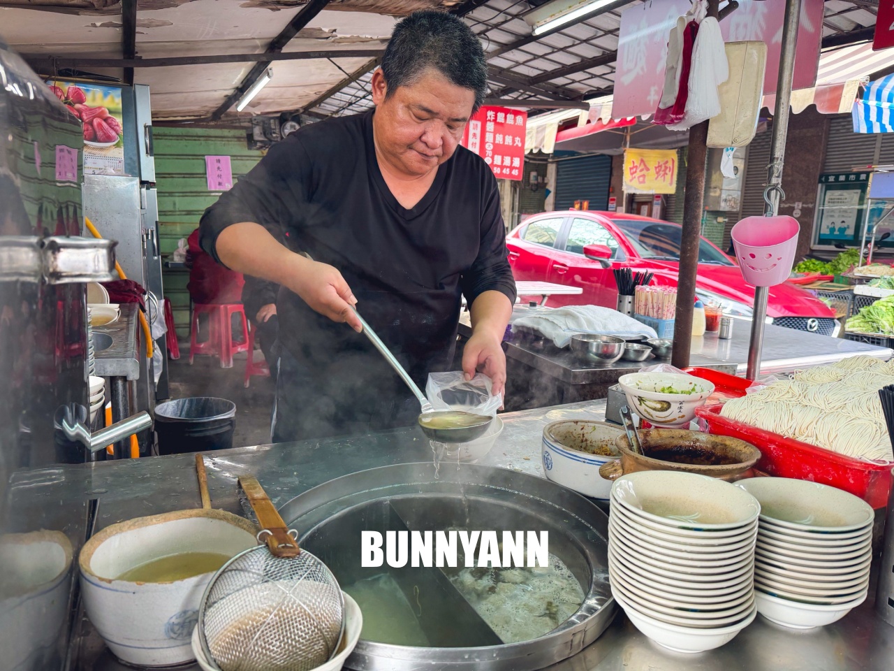 完全只有當地人才曉得，就是炸醬麵店家，點個一組就很滿足，餛飩湯是招牌