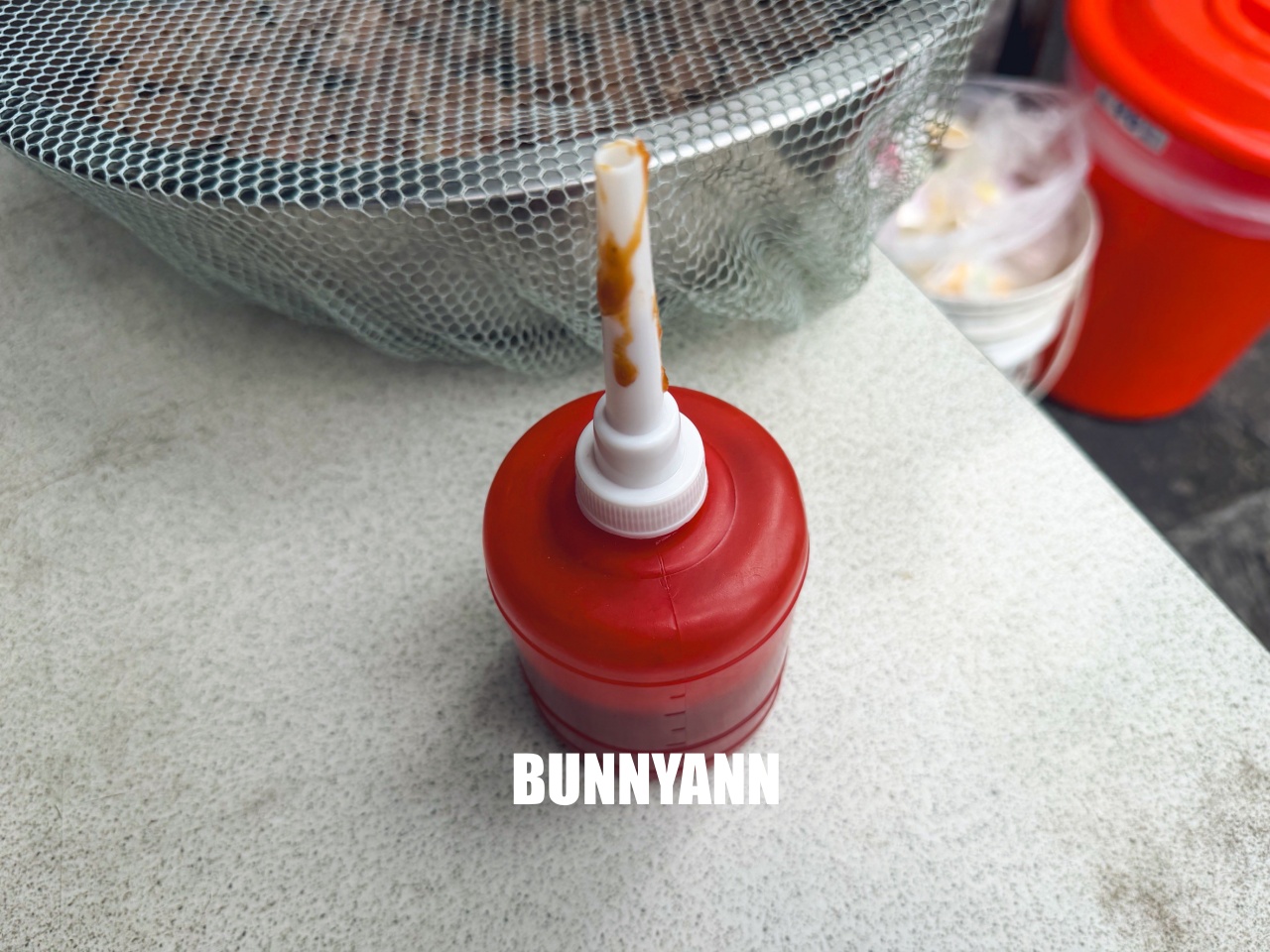 大稻埕迪化街必吃！妙口四神湯肉包專賣店，在地人狂推的超猛爆汁肉包與獨門紫黑四神湯！