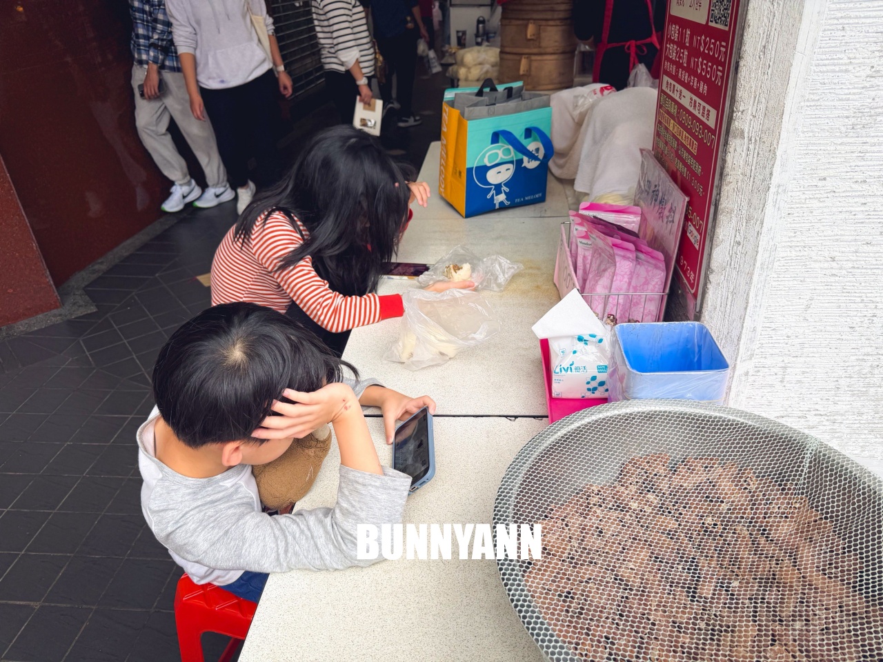 大稻埕迪化街必吃！妙口四神湯肉包專賣店，在地人狂推的超猛爆汁肉包與獨門紫黑四神湯！