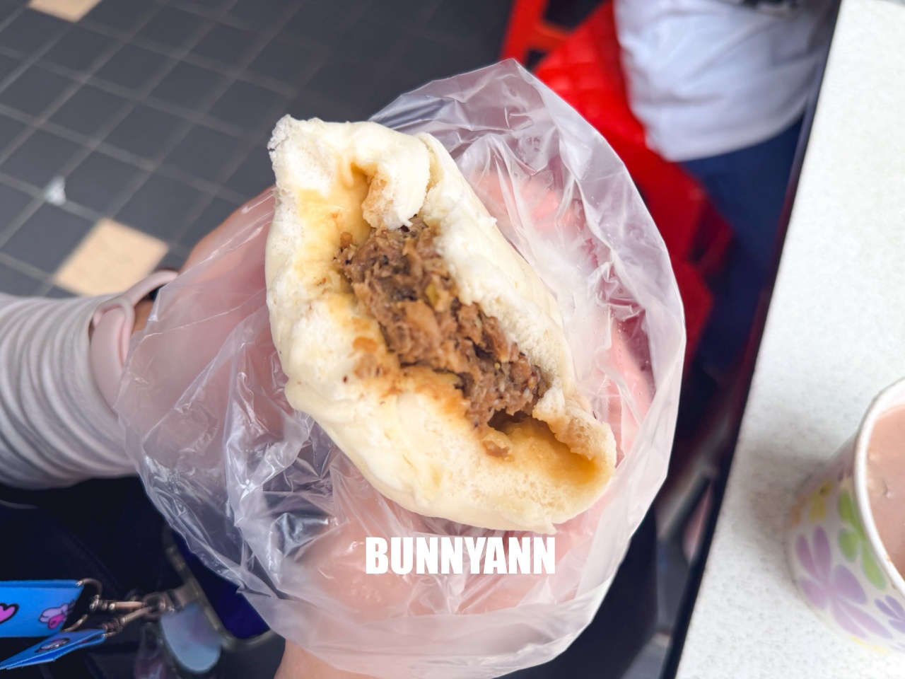 大稻埕迪化街必吃！妙口四神湯肉包專賣店，在地人狂推的超猛爆汁肉包與獨門紫黑四神湯！