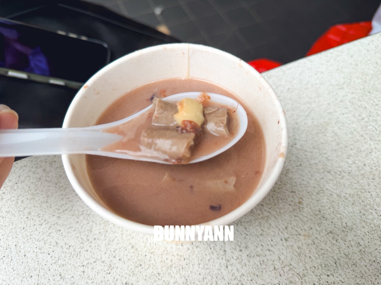 大稻埕迪化街必吃！妙口四神湯肉包專賣店，在地人狂推的超猛爆汁肉包與獨門紫黑四神湯！