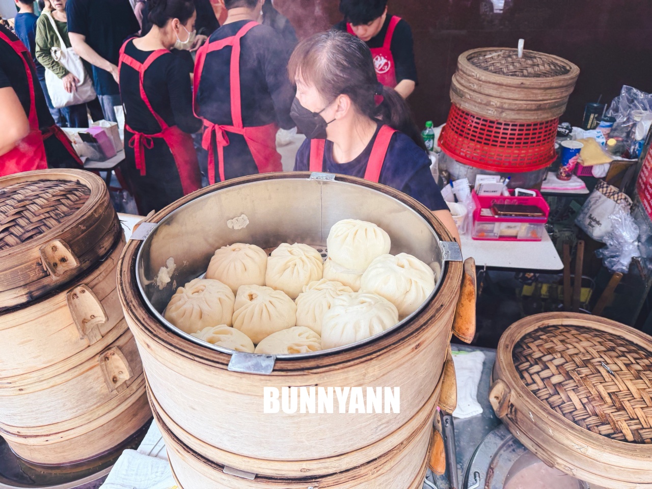 大稻埕迪化街必吃！妙口四神湯肉包專賣店，在地人狂推的超猛爆汁肉包與獨門紫黑四神湯！