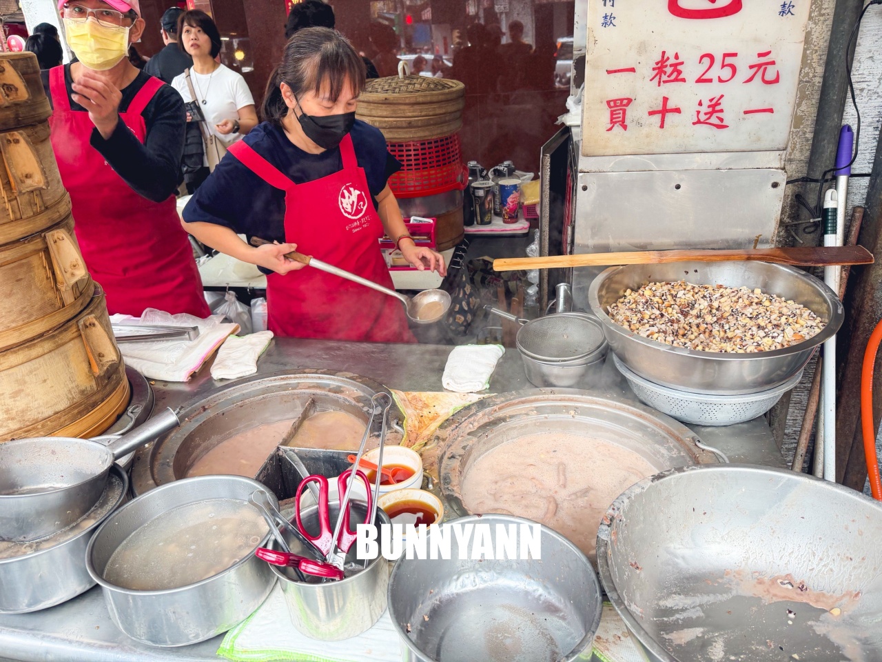 大稻埕迪化街必吃！妙口四神湯肉包專賣店，在地人狂推的超猛爆汁肉包與獨門紫黑四神湯！
