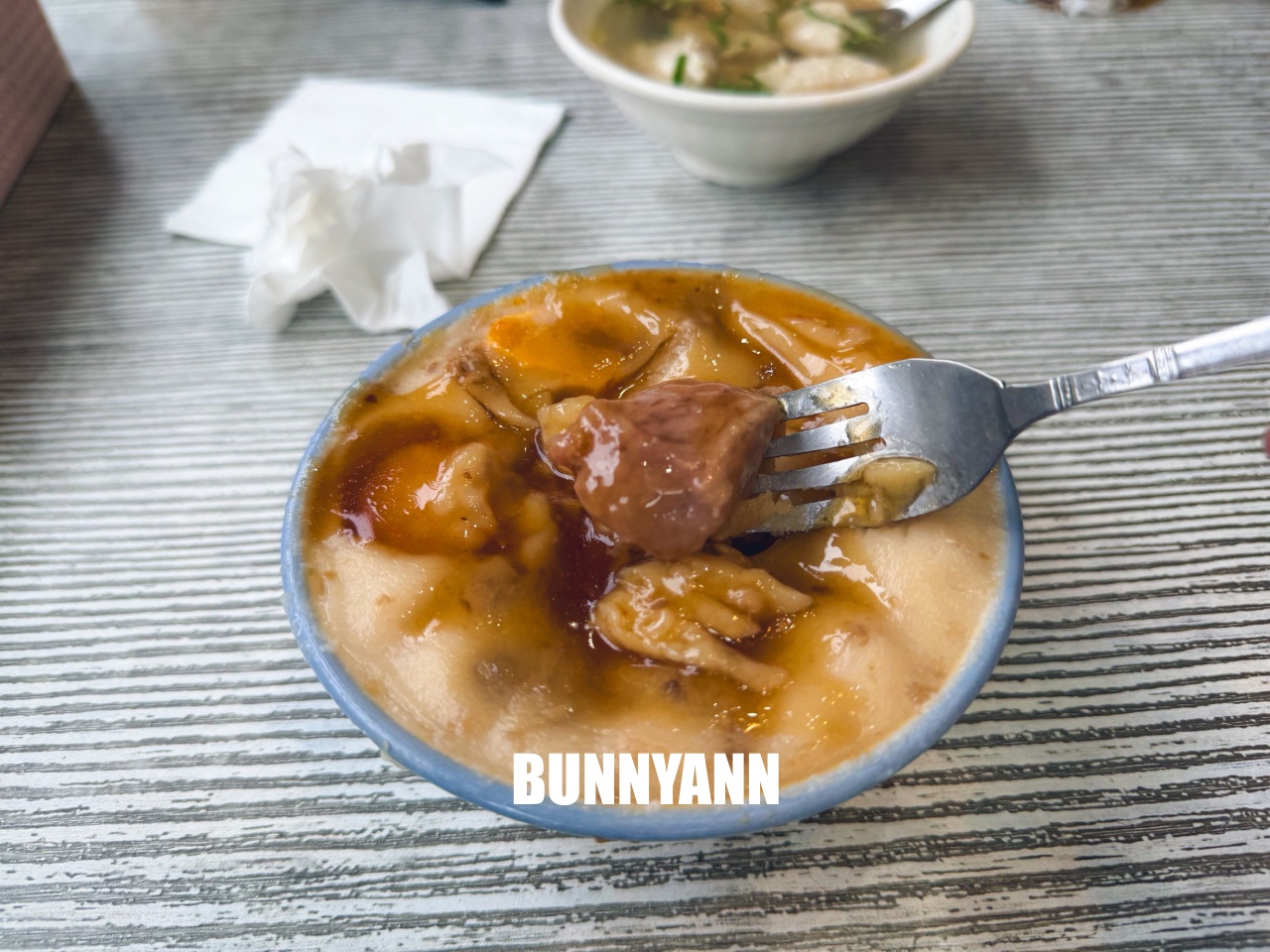 這間知道的人不多，就是現蒸碗粿店家，點個一碗一湯就夠吃，浮水魚羹也是招牌