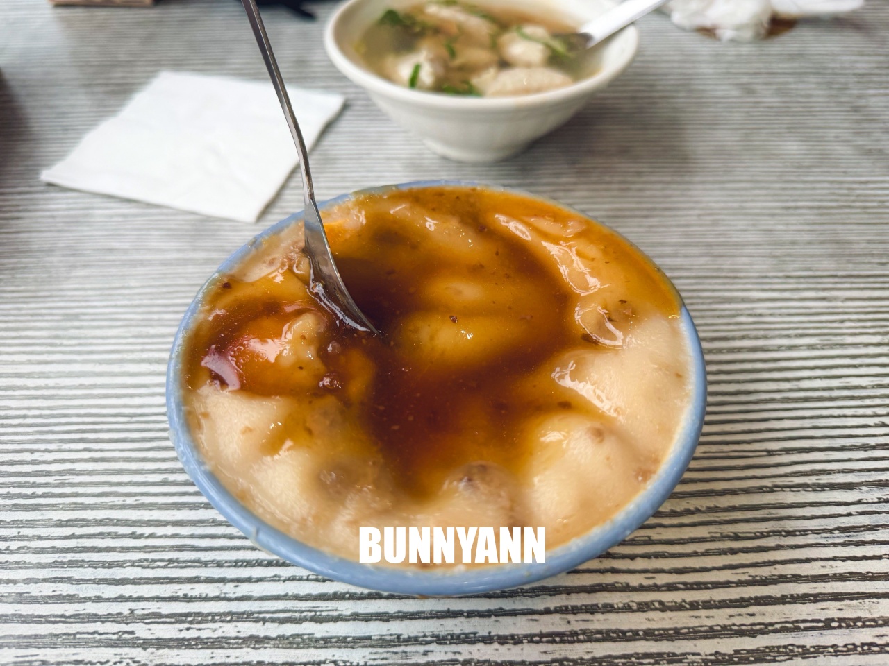 這間知道的人不多，就是現蒸碗粿店家，點個一碗一湯就夠吃，浮水魚羹也是招牌