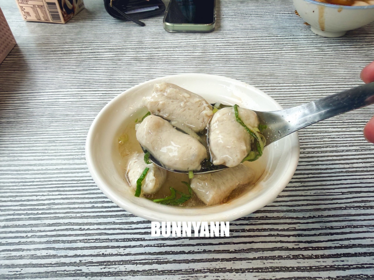 這間知道的人不多，就是現蒸碗粿店家，點個一碗一湯就夠吃，浮水魚羹也是招牌