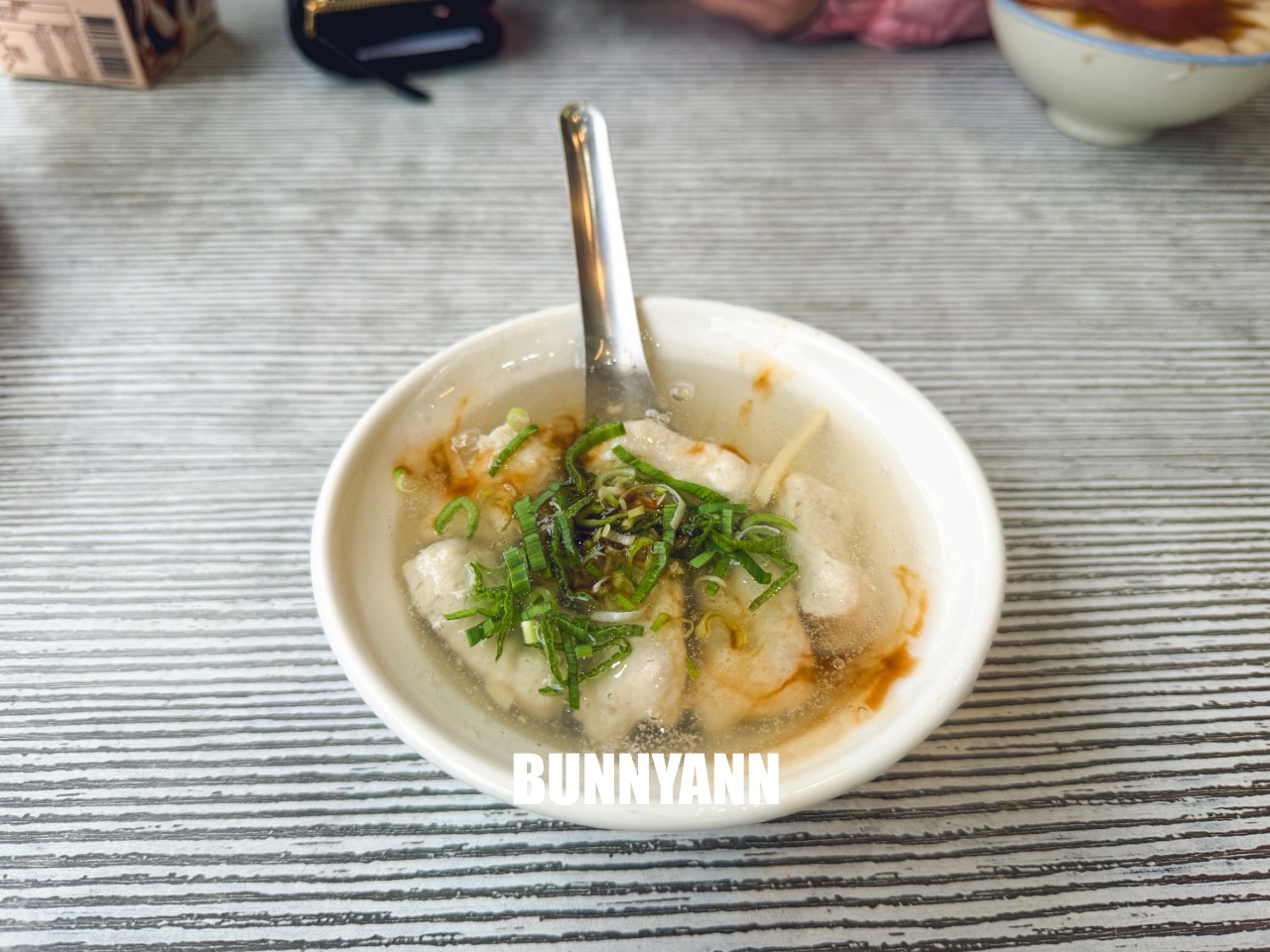 這間知道的人不多，就是現蒸碗粿店家，點個一碗一湯就夠吃，浮水魚羹也是招牌