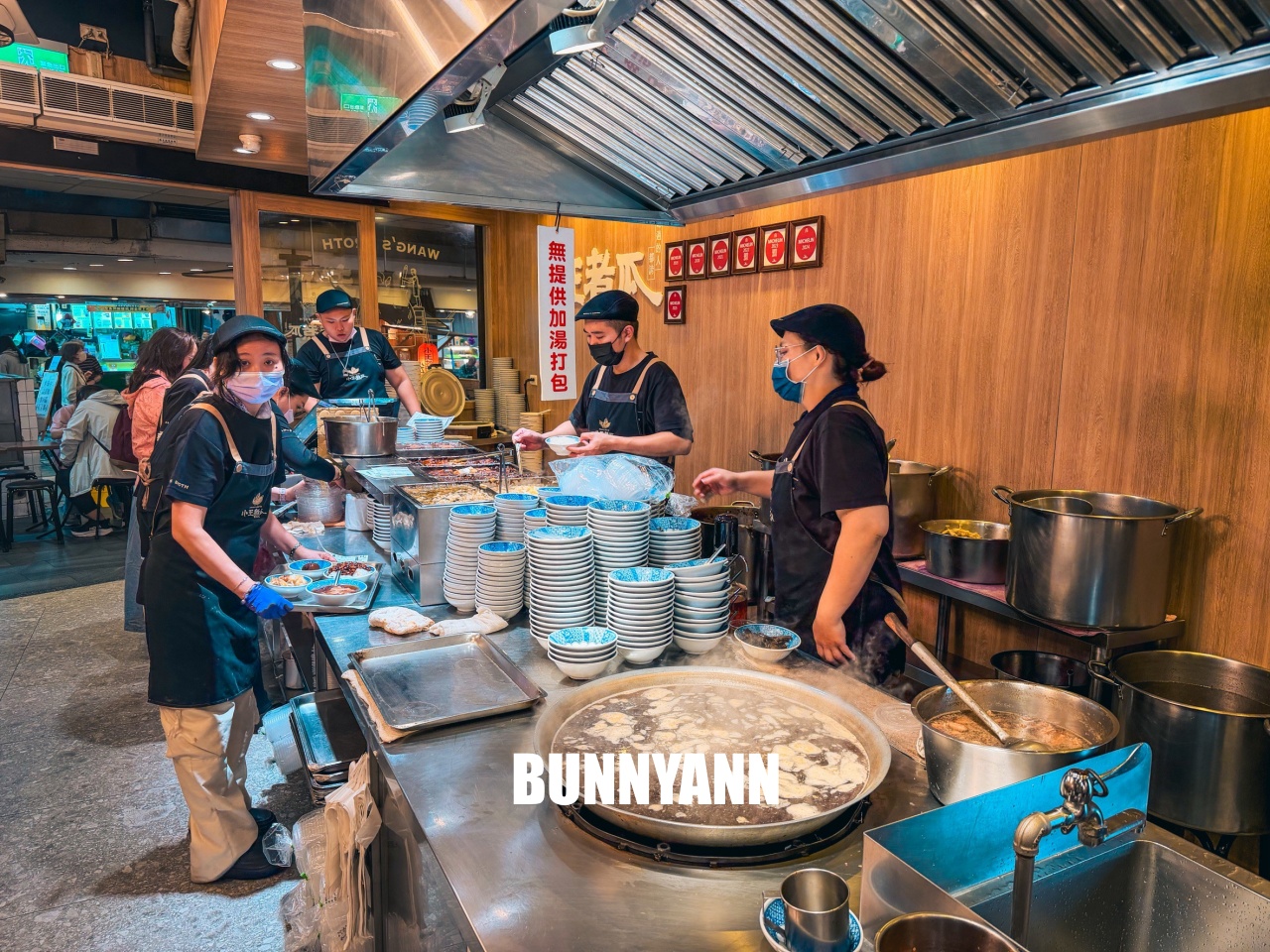 華西街夜市必吃！小王煮瓜，米其林必比登推薦，黑金滷肉飯超誘人！