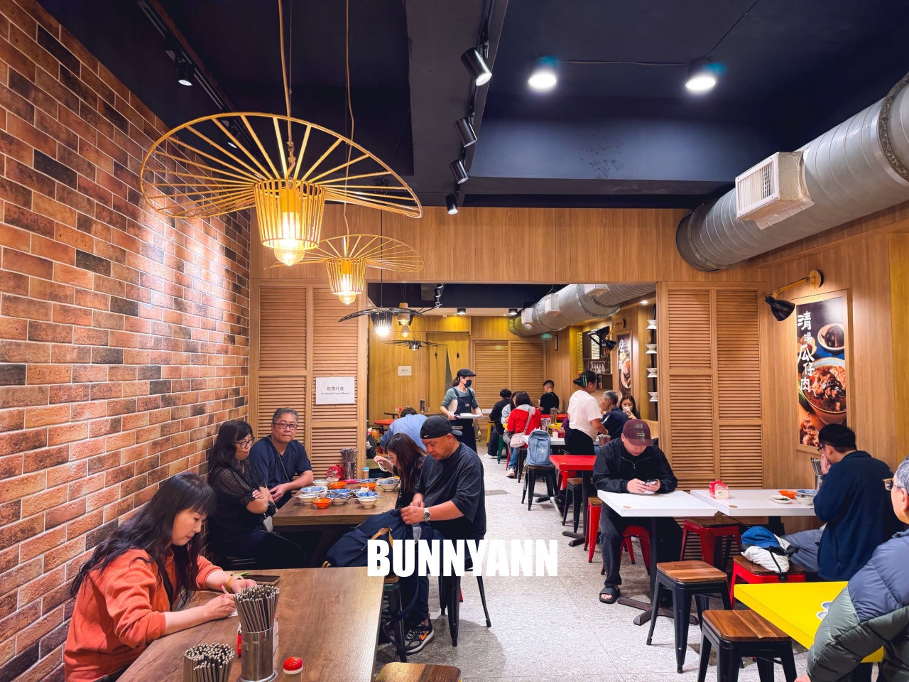 華西街夜市必吃！小王煮瓜，米其林必比登推薦，黑金滷肉飯超誘人！