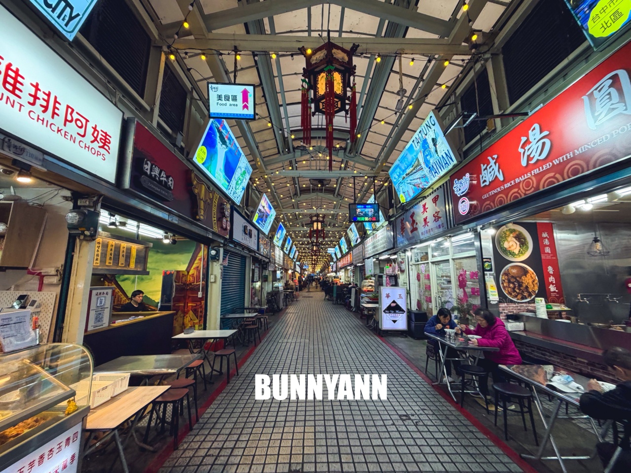 華西街夜市必吃！小王煮瓜，米其林必比登推薦，黑金滷肉飯超誘人！