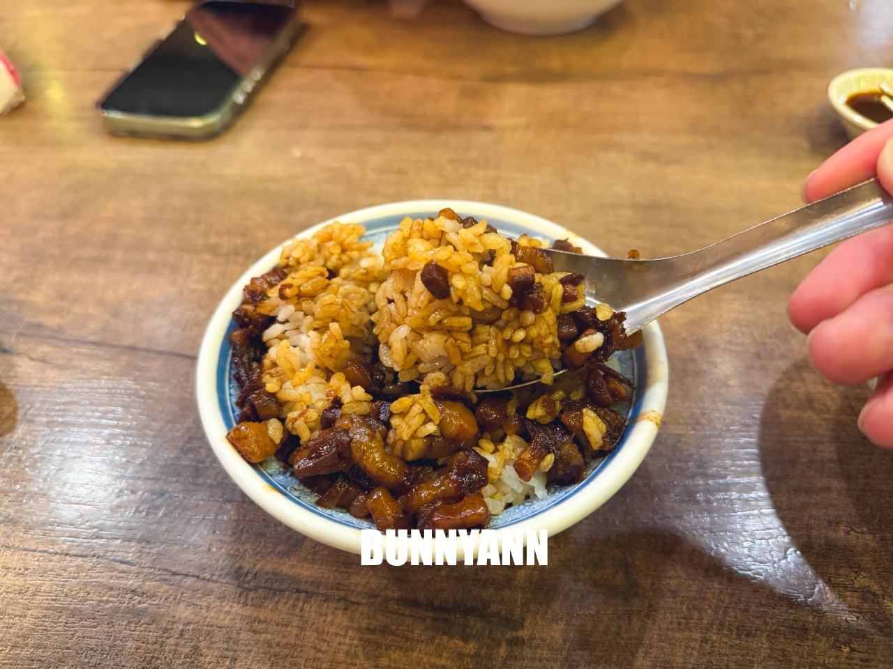 華西街夜市必吃！小王煮瓜，米其林必比登推薦，黑金滷肉飯超誘人！