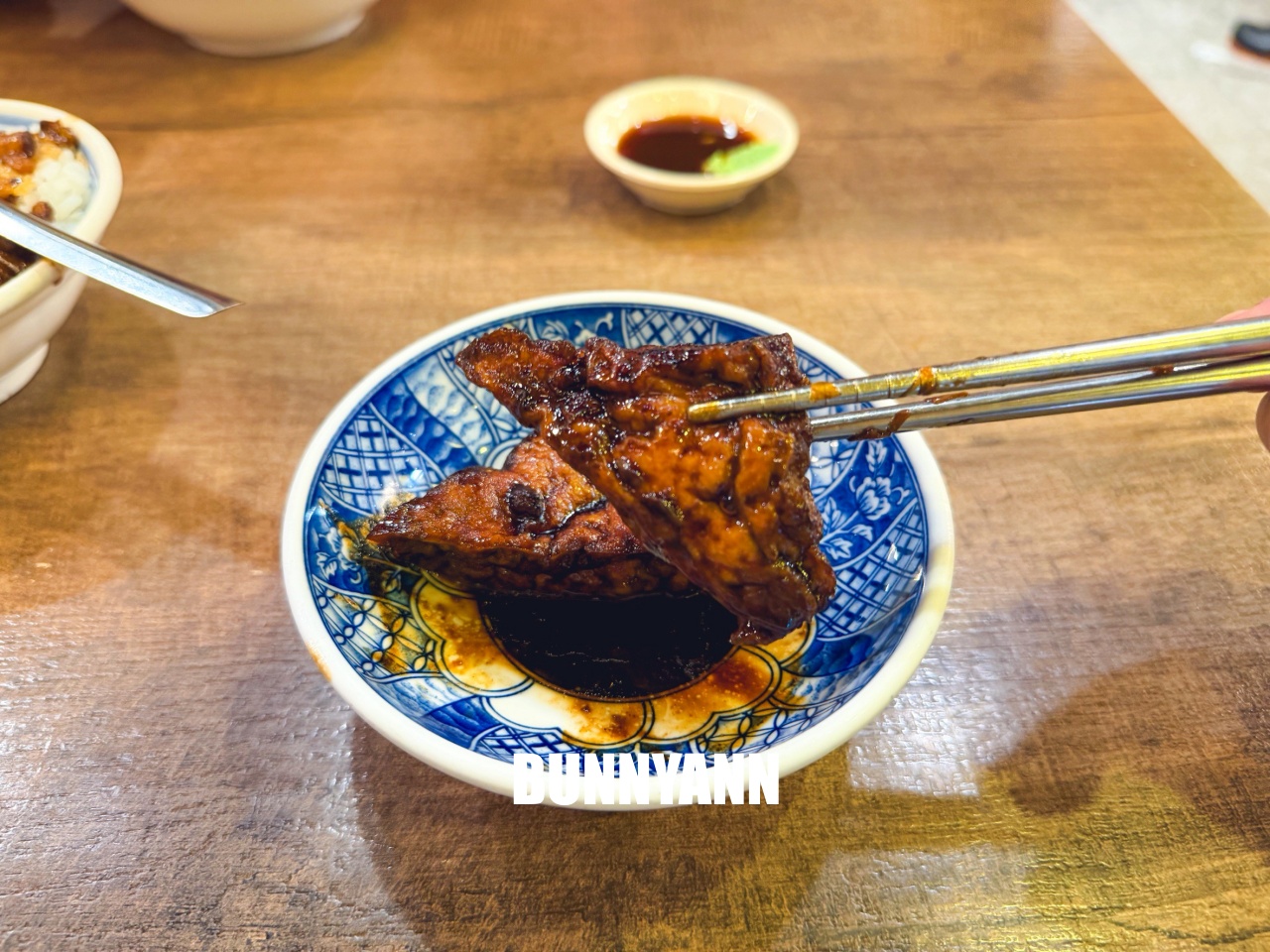 華西街夜市必吃！小王煮瓜，米其林必比登推薦，黑金滷肉飯超誘人！