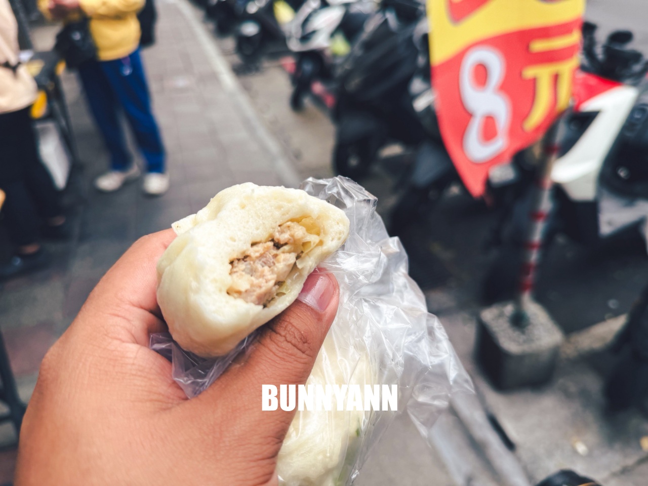 這間只有當地人知道,就是水煎包店家,一顆八元有夠便宜,小籠包也是經典 這間只有當地人知道,就是水煎包店家,一顆八元有夠便宜,小籠包也是經典