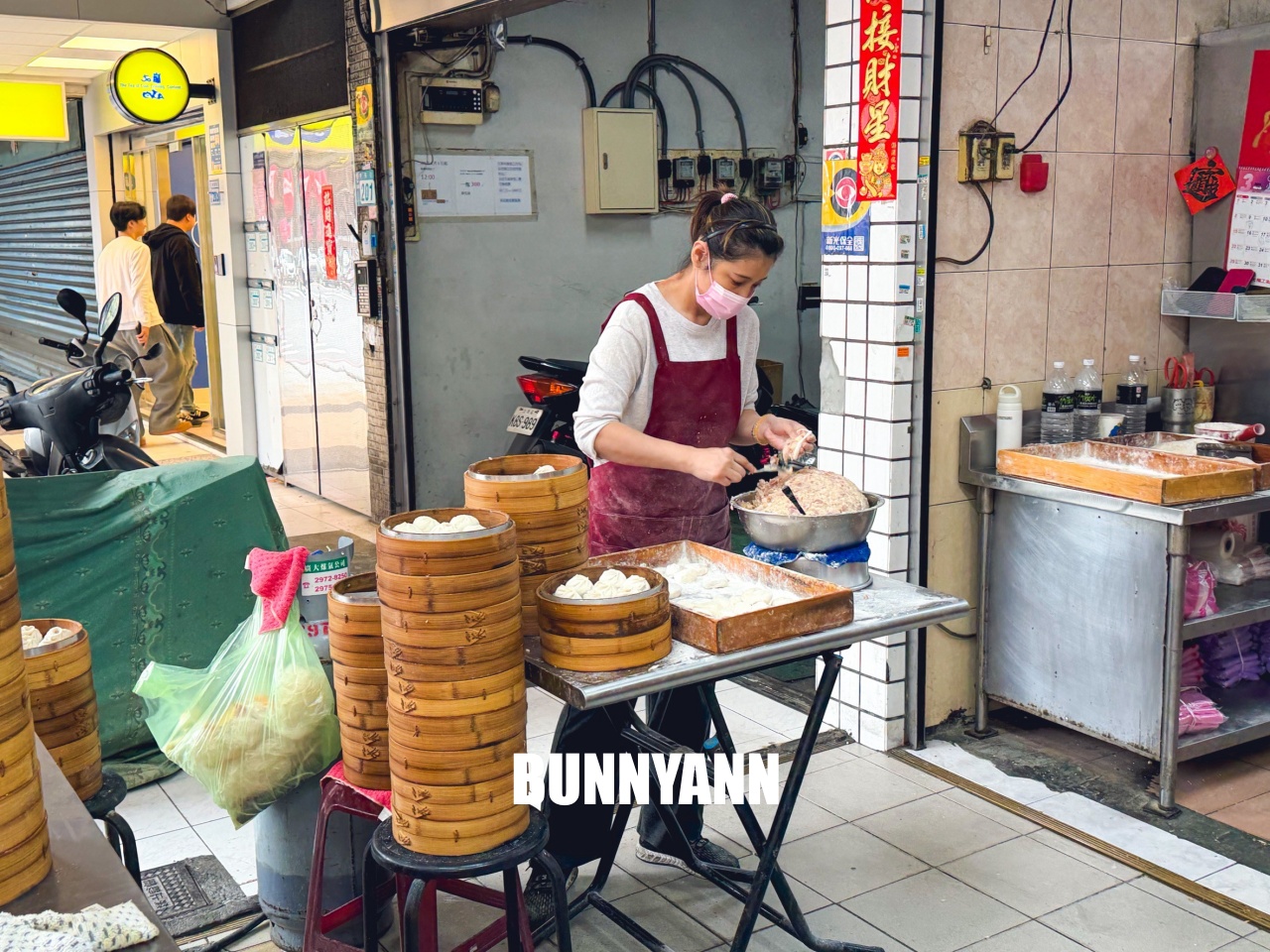 這間只有當地人知道,就是水煎包店家,一顆八元有夠便宜,小籠包也是經典 這間只有當地人知道,就是水煎包店家,一顆八元有夠便宜,小籠包也是經典