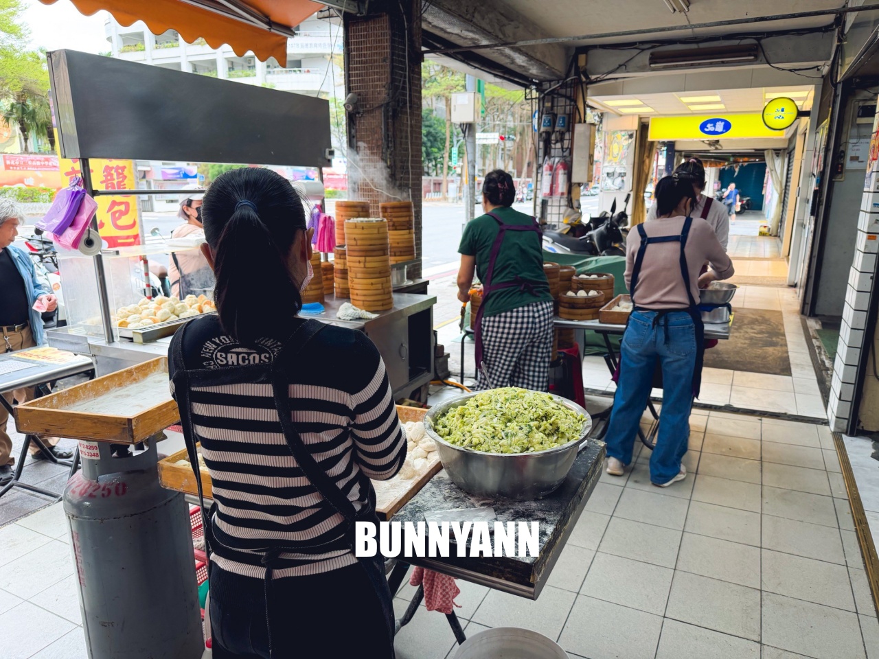 這間只有當地人知道，就是水煎包店家，一顆八元有夠便宜，小籠包也是經典