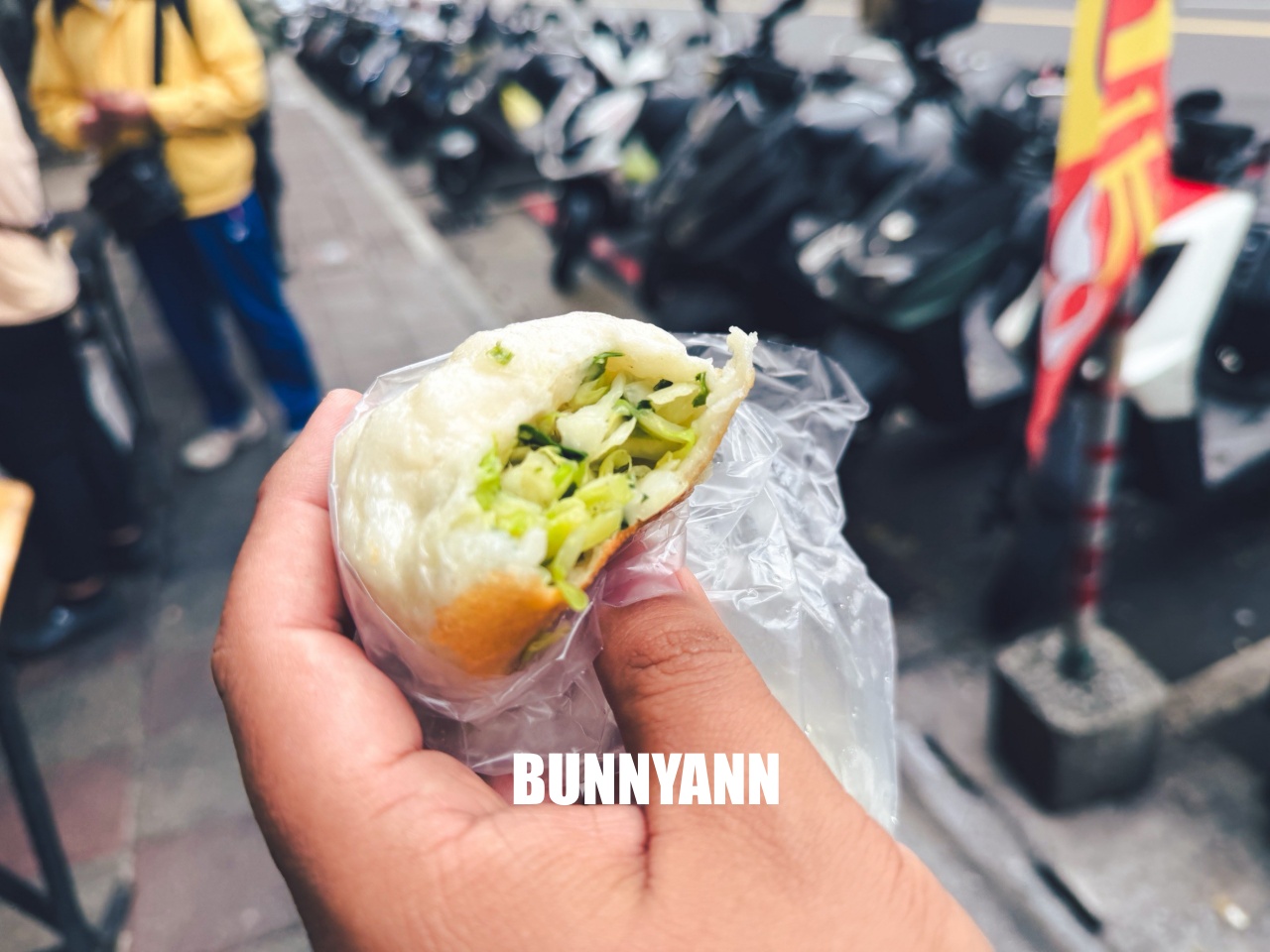 這間只有當地人知道，就是水煎包店家，一顆八元有夠便宜，小籠包也是經典