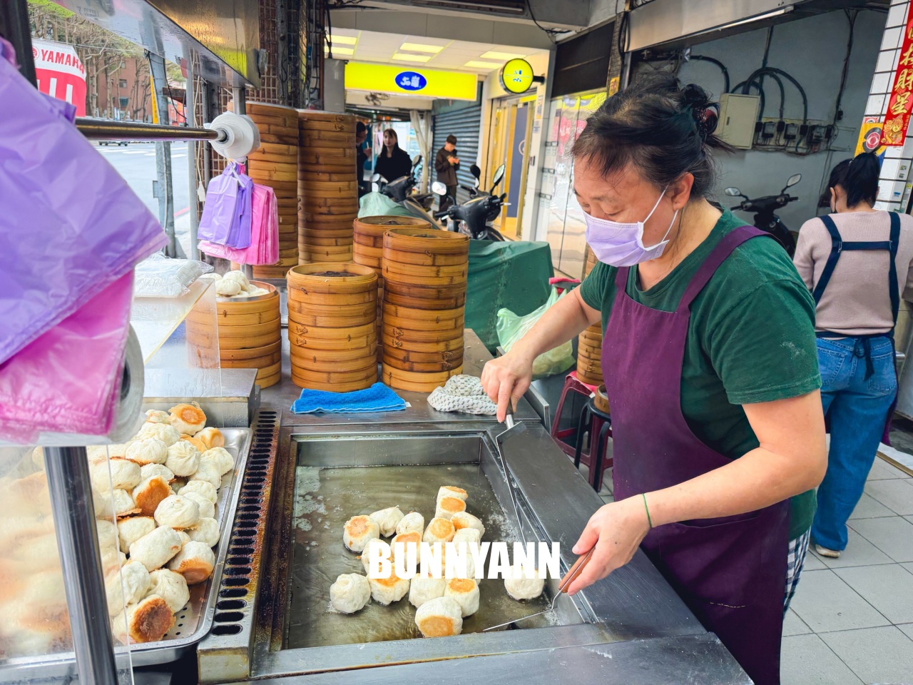 這間只有當地人知道,就是水煎包店家,一顆八元有夠便宜,小籠包也是經典 這間只有當地人知道,就是水煎包店家,一顆八元有夠便宜,小籠包也是經典