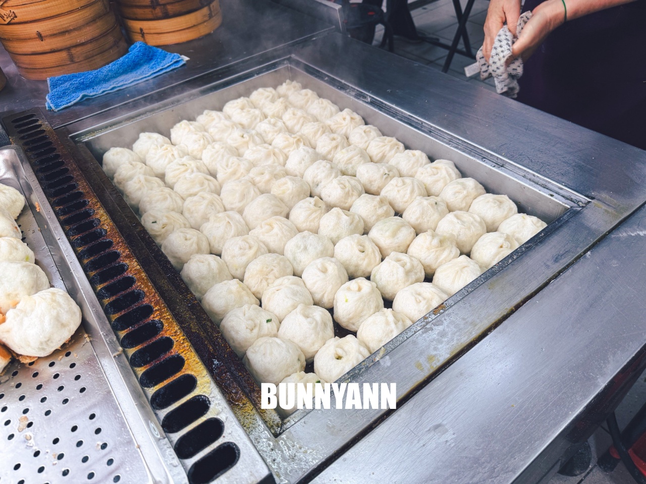 這間只有當地人知道,就是水煎包店家,一顆八元有夠便宜,小籠包也是經典 這間只有當地人知道,就是水煎包店家,一顆八元有夠便宜,小籠包也是經典