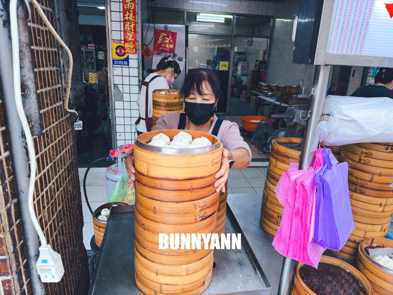 這間只有當地人知道,就是水煎包店家,一顆八元有夠便宜,小籠包也是經典 這間只有當地人知道,就是水煎包店家,一顆八元有夠便宜,小籠包也是經典