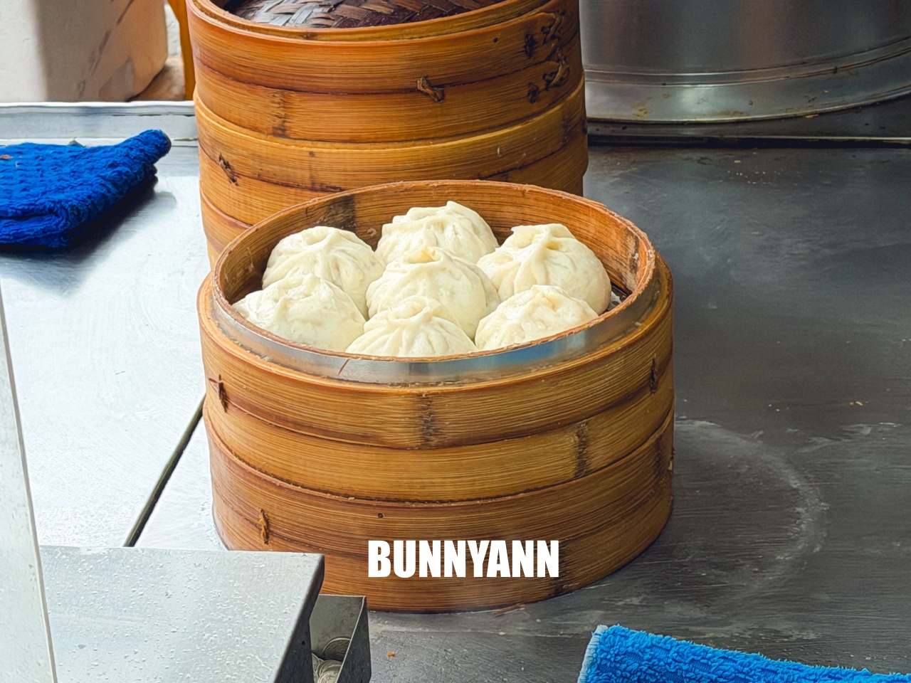 這間只有當地人知道，就是水煎包店家，一顆八元有夠便宜，小籠包也是經典