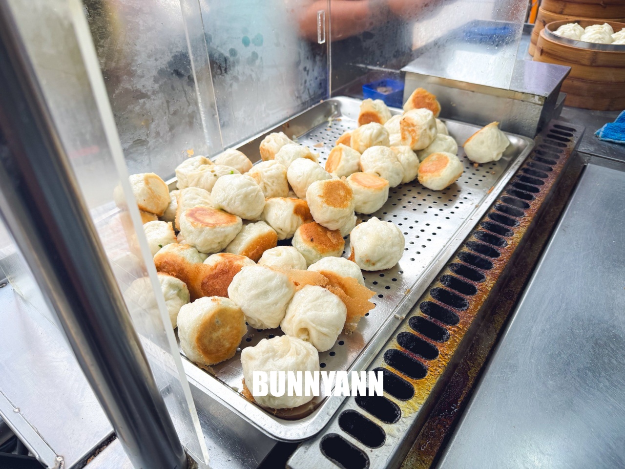 這間只有當地人知道,就是水煎包店家,一顆八元有夠便宜,小籠包也是經典 這間只有當地人知道,就是水煎包店家,一顆八元有夠便宜,小籠包也是經典