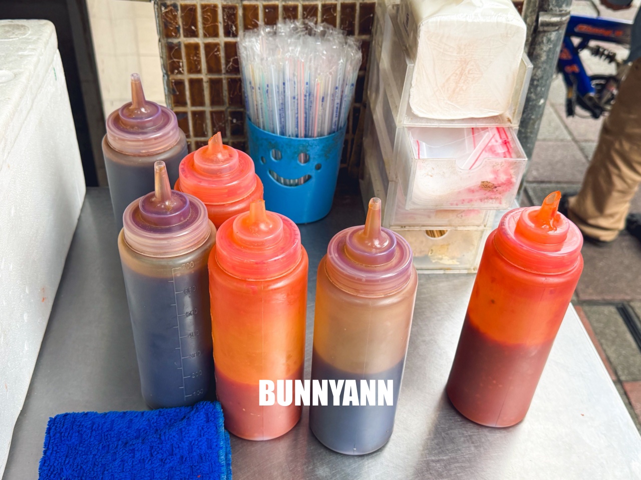 這間只有當地人知道,就是水煎包店家,一顆八元有夠便宜,小籠包也是經典 這間只有當地人知道,就是水煎包店家,一顆八元有夠便宜,小籠包也是經典