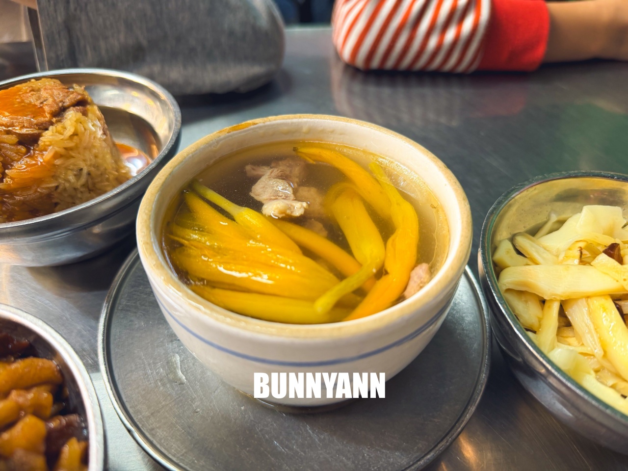 台北【曉迪筒仔米糕】銷魂滷肉飯和芋頭排骨酥湯必吃 台北【曉迪筒仔米糕】銷魂滷肉飯和芋頭排骨酥湯必吃