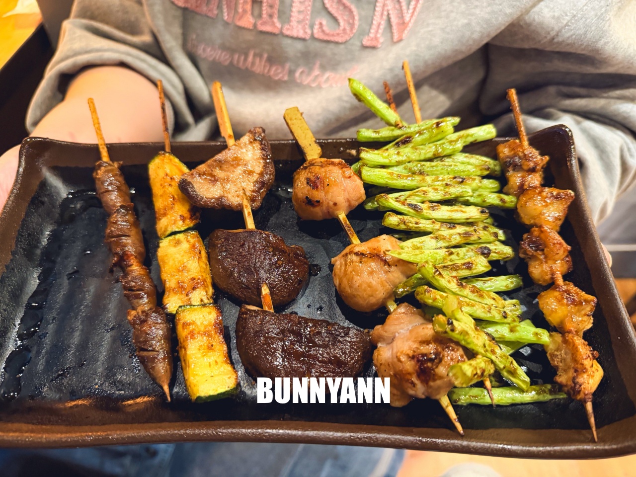 士林最強宵夜！柒息地串燒居酒屋，銅板價秘醬串燒配剝皮辣椒雞湯，必吃推薦！