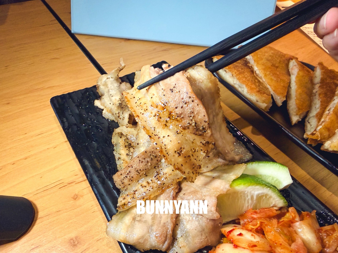 士林最強宵夜！柒息地串燒居酒屋，銅板價秘醬串燒配剝皮辣椒雞湯，必吃推薦！