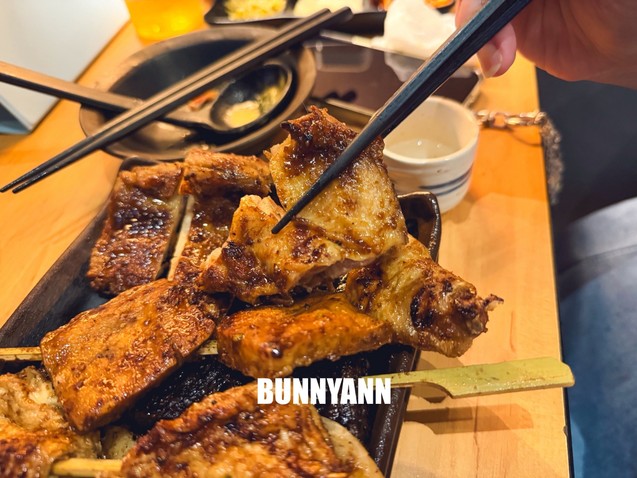 士林最強宵夜！柒息地串燒居酒屋，銅板價秘醬串燒配剝皮辣椒雞湯，必吃推薦！