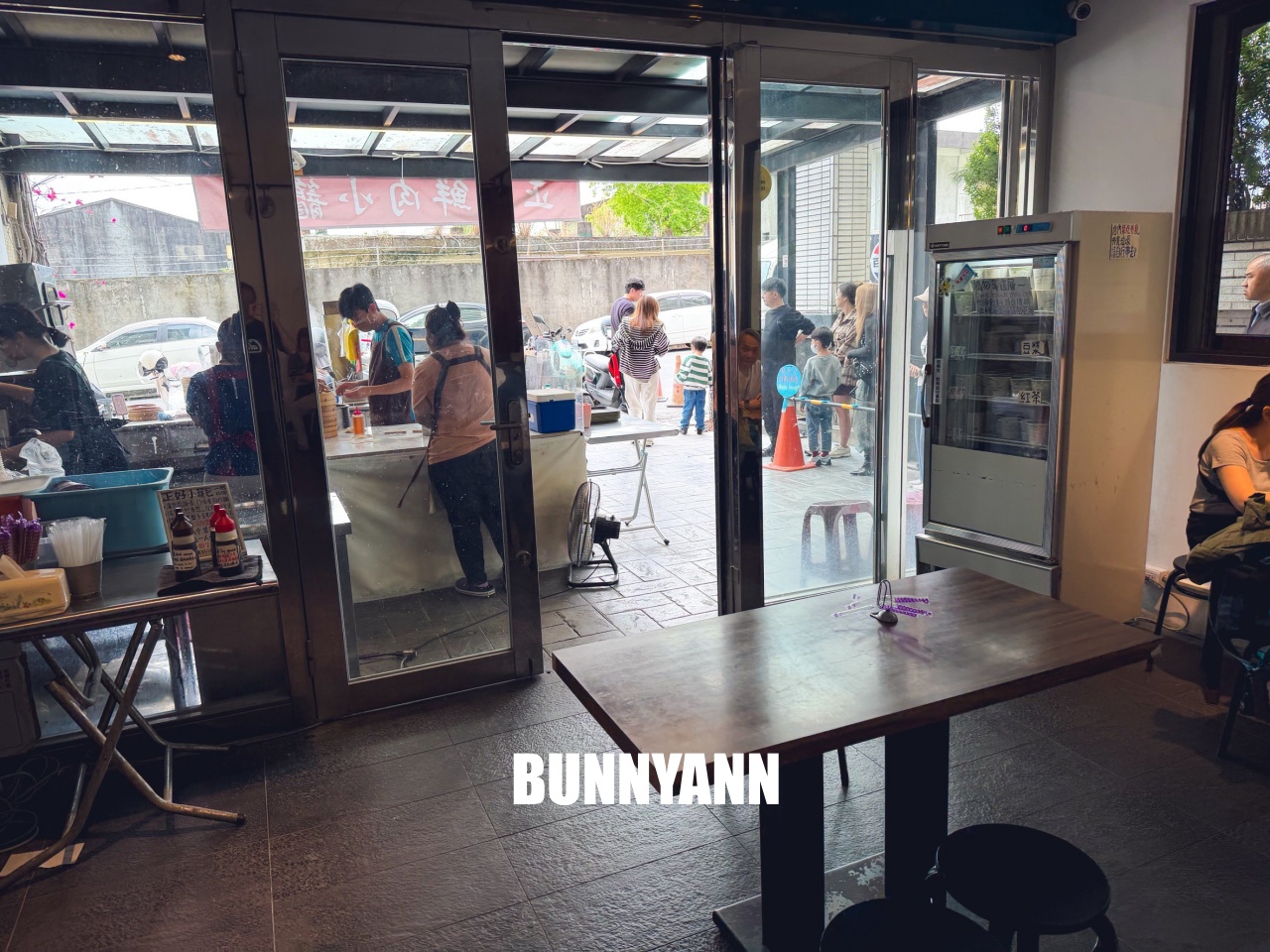 很少外地人知道，就是小籠湯包店，點個一籠就很夠吃，酸辣湯也是不錯