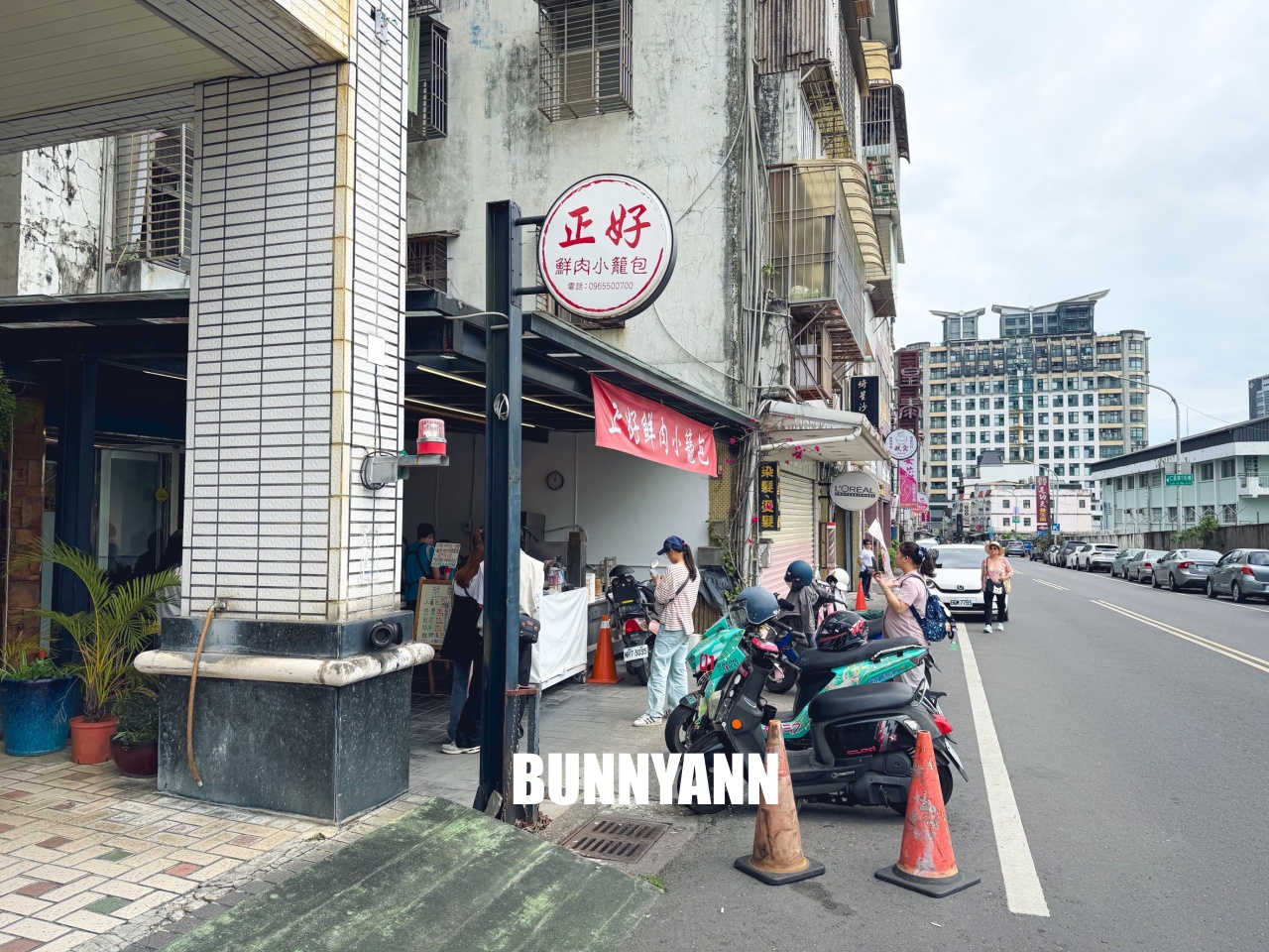 很少外地人知道，就是小籠湯包店，點個一籠就很夠吃，酸辣湯也是不錯