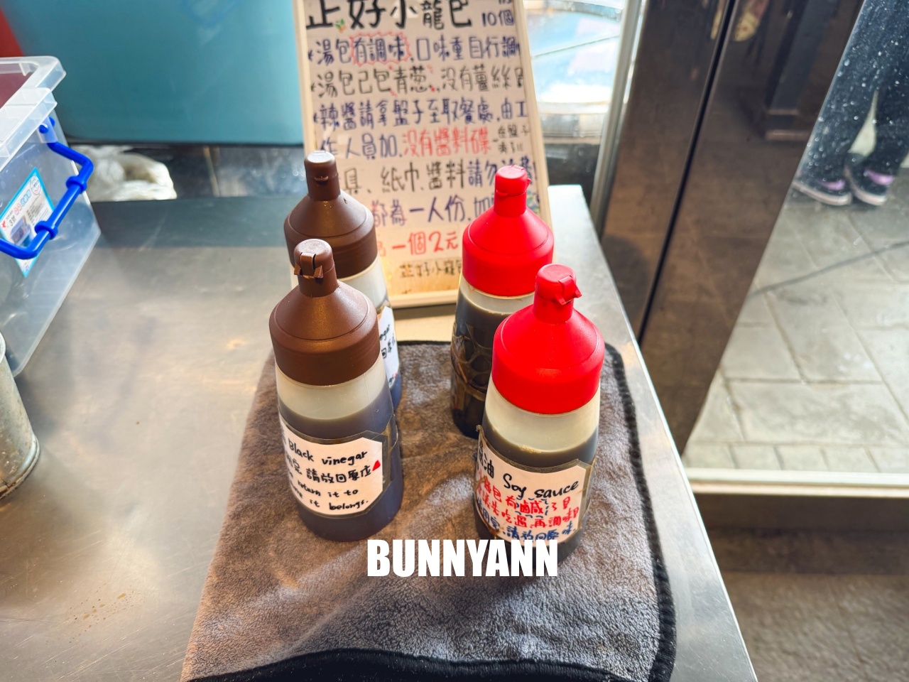 很少外地人知道，就是小籠湯包店，點個一籠就很夠吃，酸辣湯也是不錯